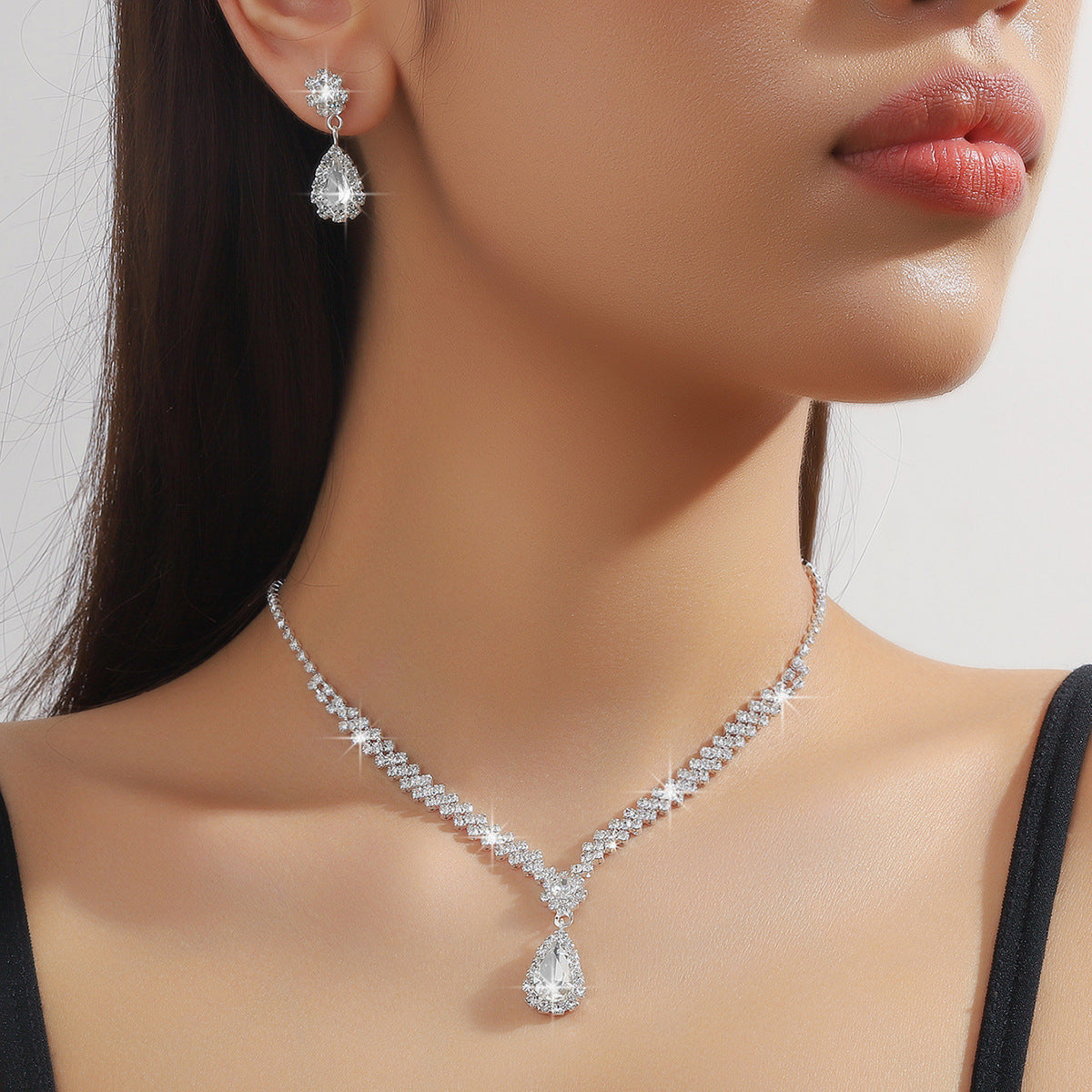 Parure Bijoux Gouttes d'Eau - Collier et Boucles d'Oreilles Strass 35g | SADJÉ