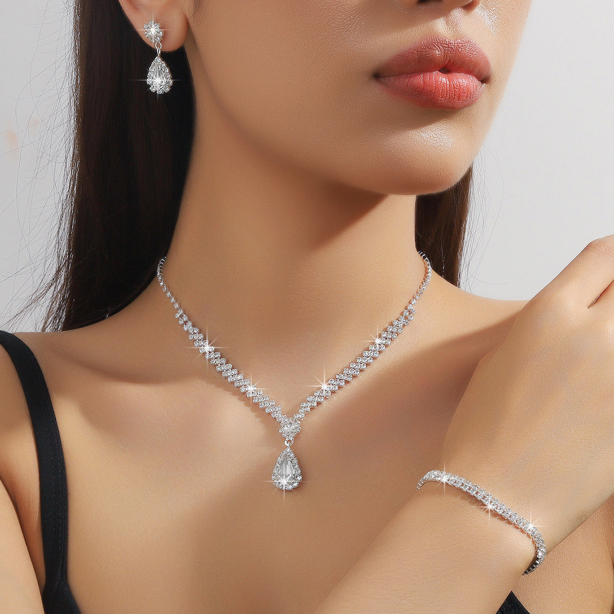 Parure Bijoux Gouttes d'Eau - Collier et Boucles d'Oreilles Strass 35g | SADJÉ